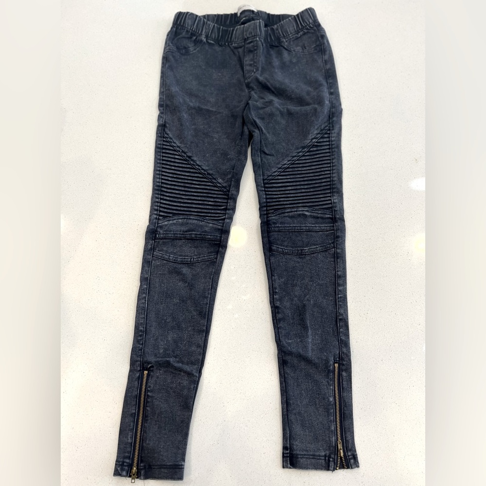 Stretchy moto leggings with ankle zipper.